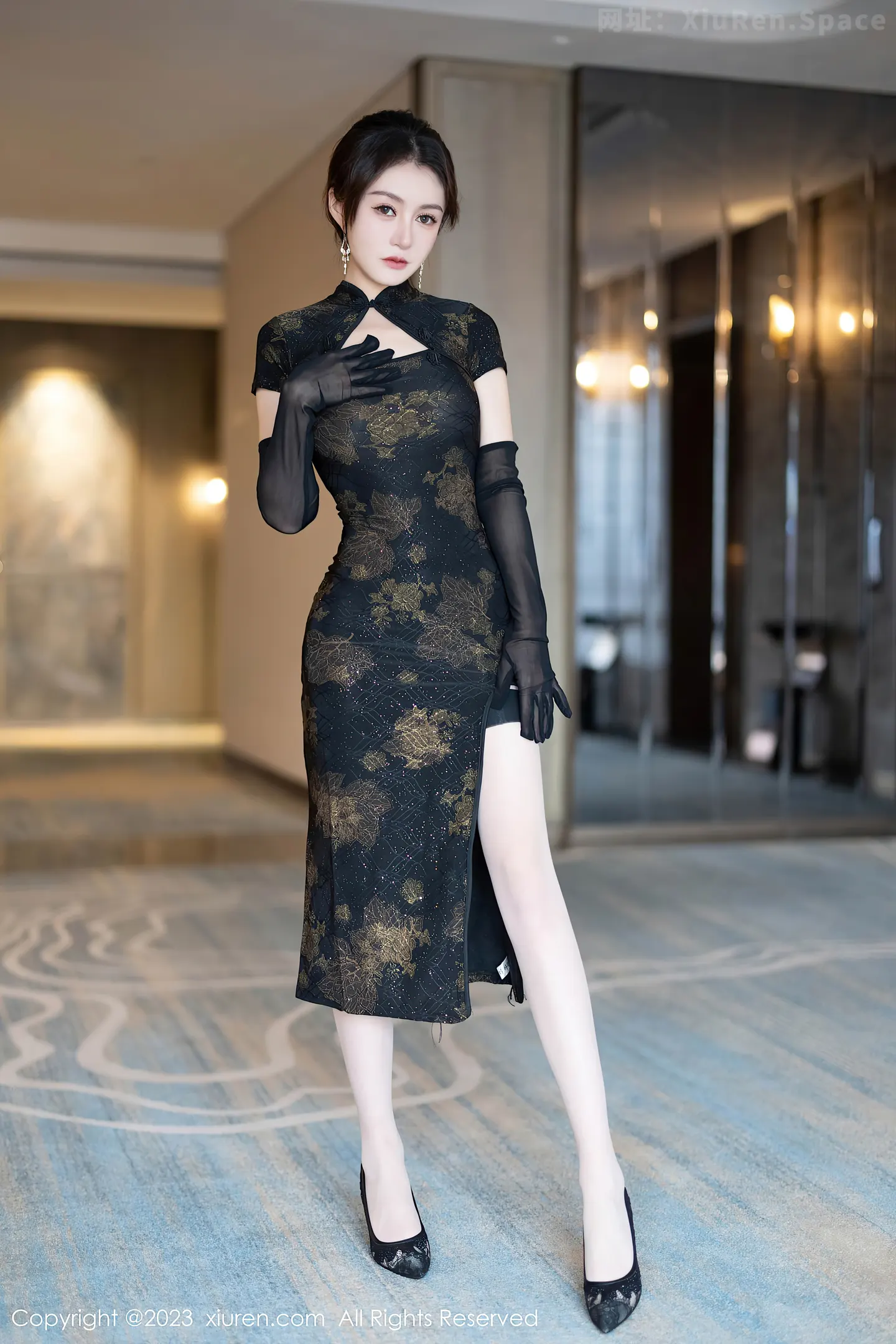 图片[4]-[XiuRen秀人网]VOL.7688 模特唐宁宁性感黑色情趣旗袍服饰配黑丝袜秀丰腴身姿诱惑写真81P-秀人网官方网站